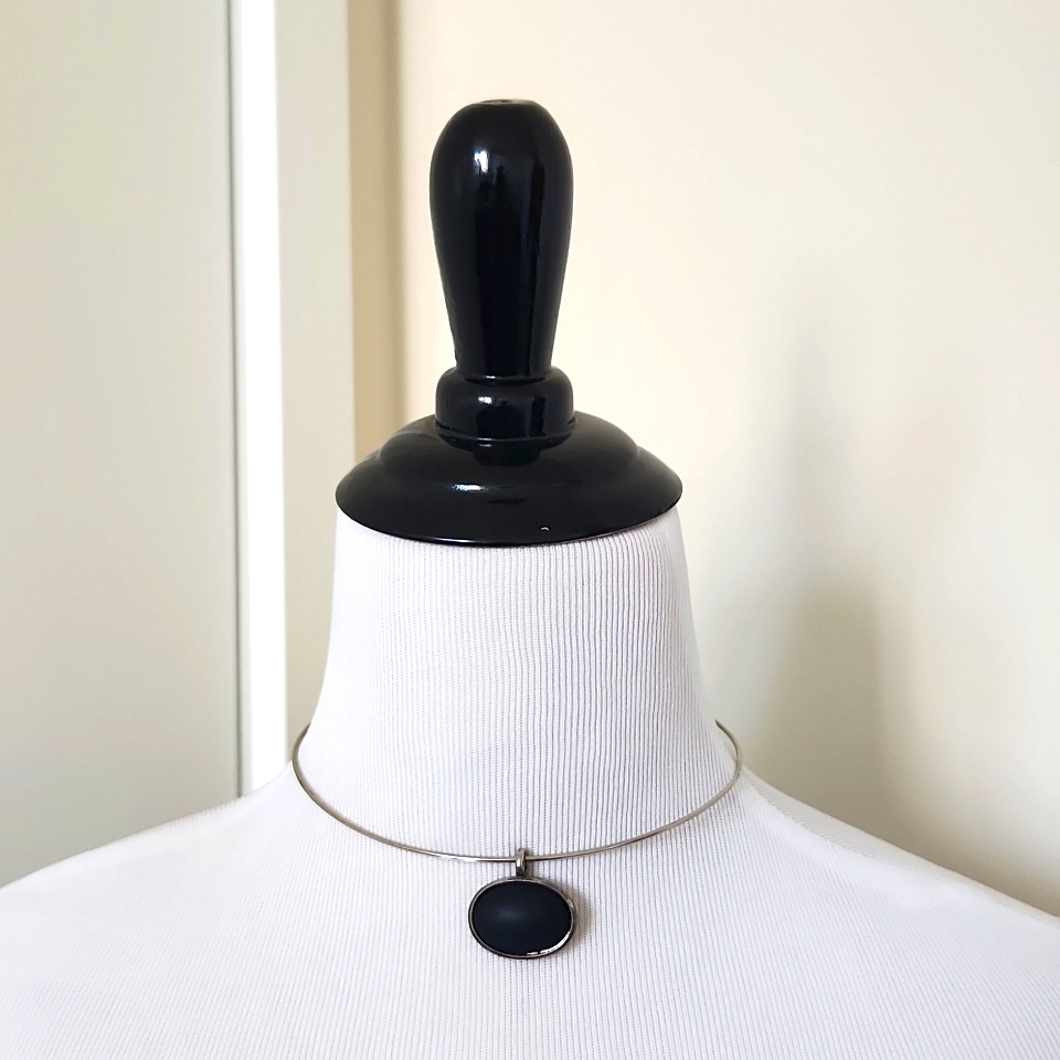 Black Oval Matte Pendant Necklace/Choker. One Size.